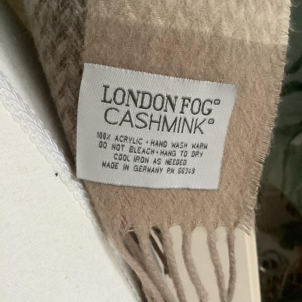London Fog Cashmink Pink and Cream Scarf Made in Germany - Picture 12 of 12